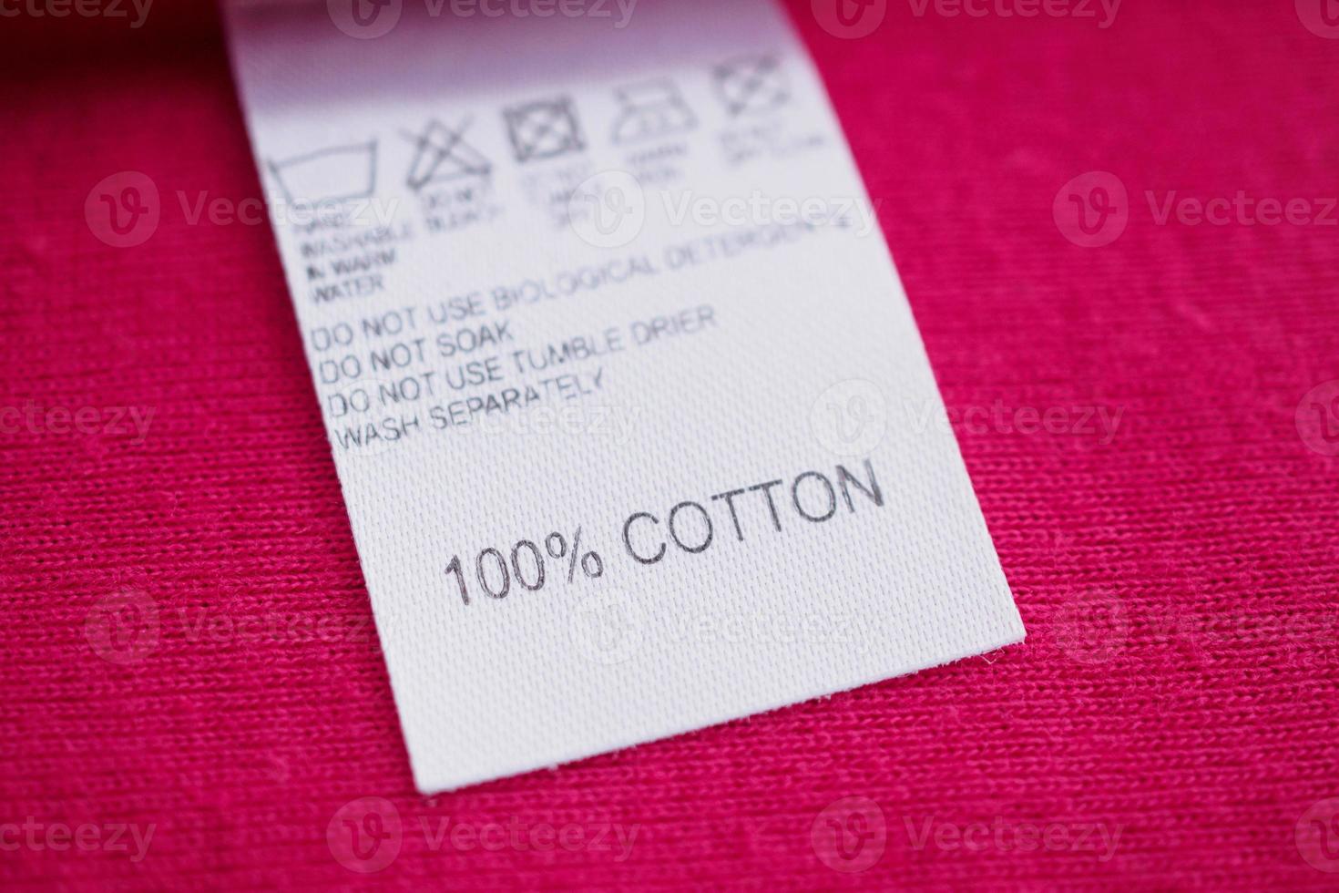 instruções de lavagem de roupas brancas etiqueta de roupas na camisa de algodão vermelha foto