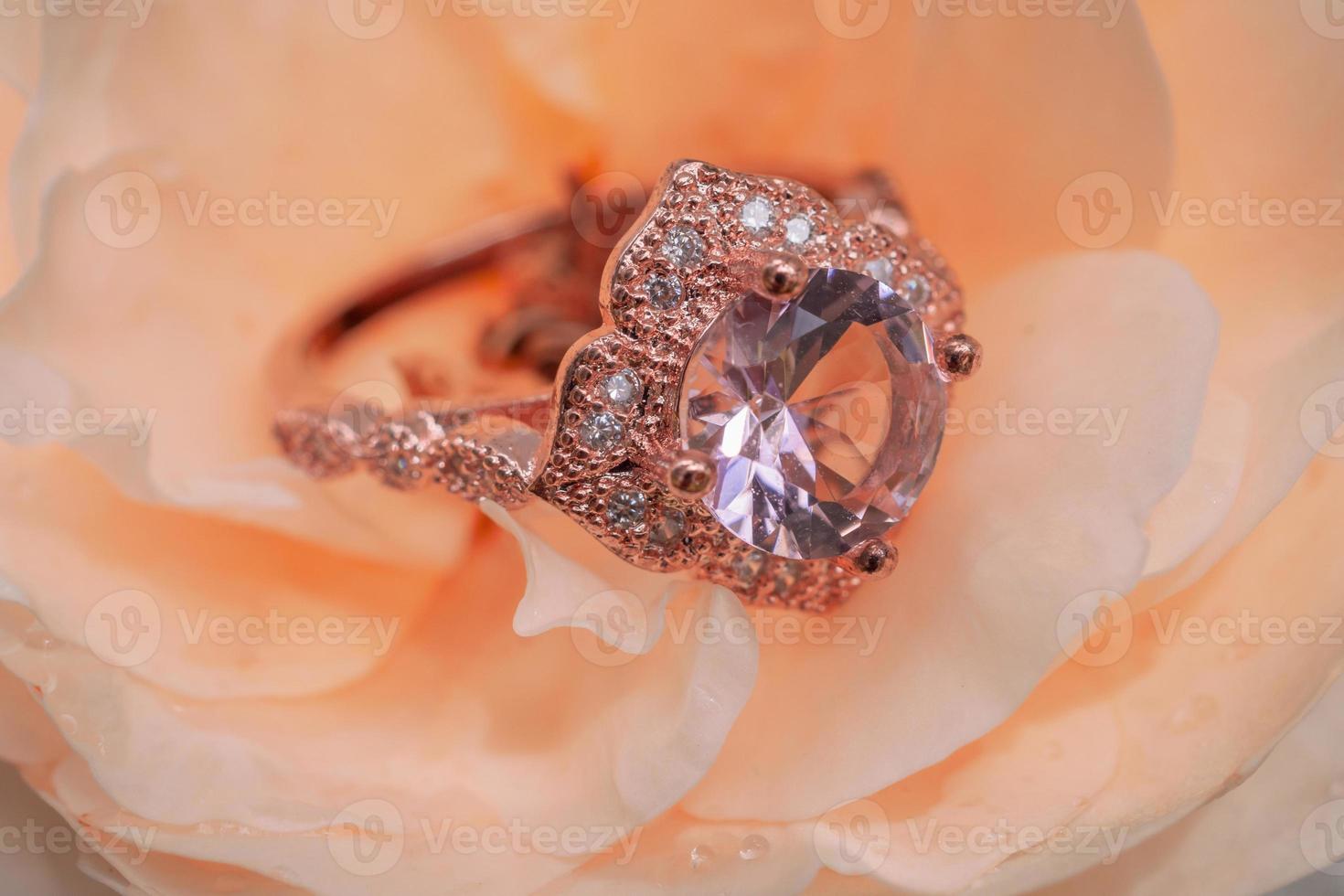 anel de diamante rosa no fundo da flor rosa foto
