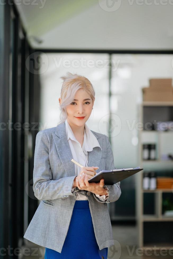 mulher asiática de negócios modernos no escritório com espaço de cópia foto