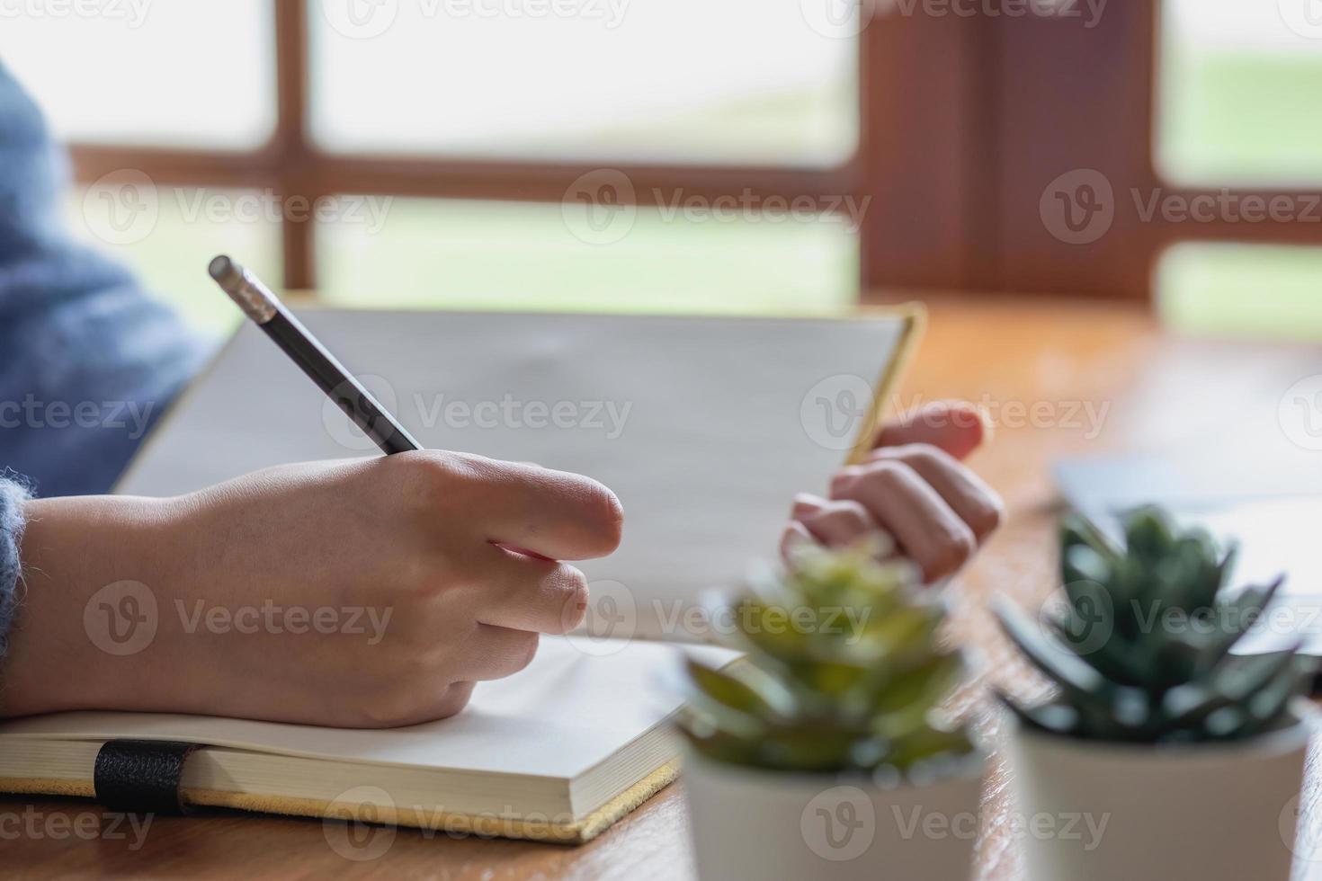 relaxe, desestresse, tire férias, divirta-se. as mulheres asiáticas tomam notas de seu próprio passado felizes em casa. foto