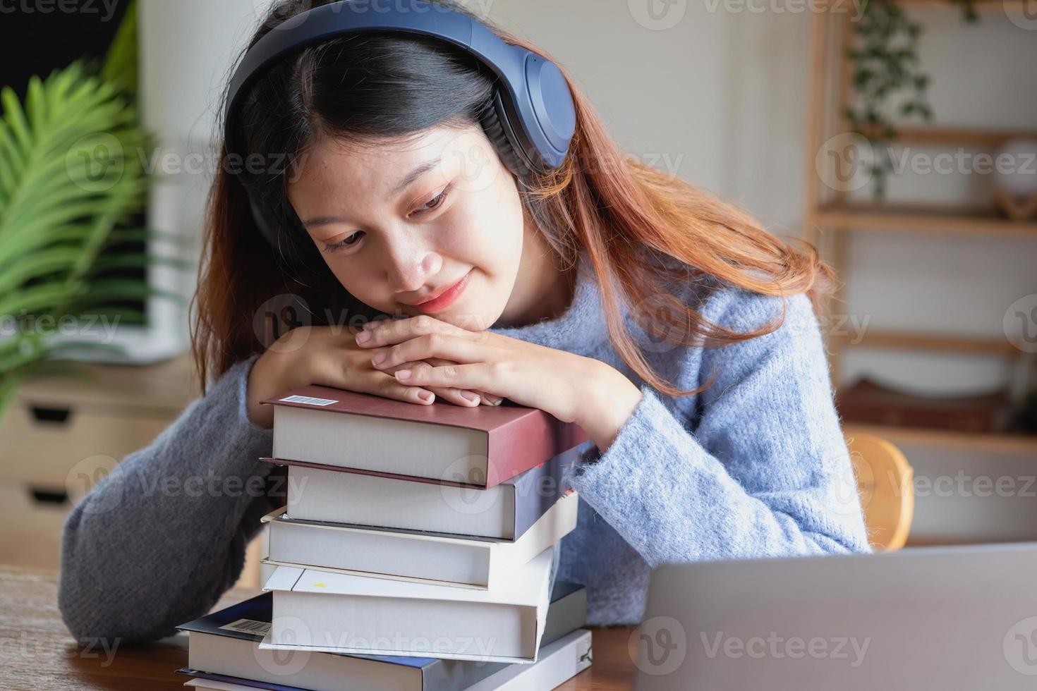 relaxe, desestresse, tire férias, divirta-se. as mulheres asiáticas tomam notas de seu próprio passado felizes em casa. foto