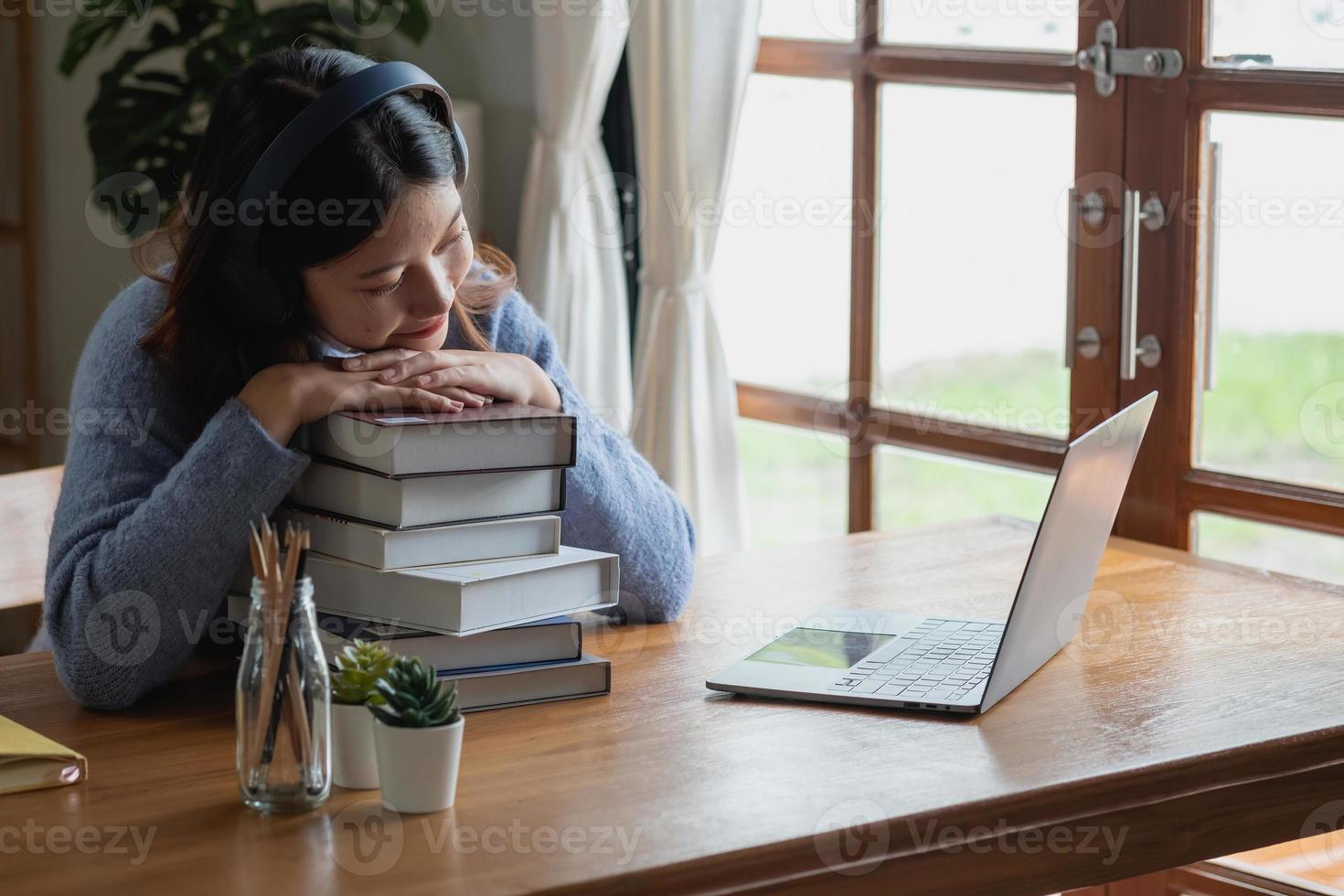 relaxe, desestresse, tire férias, divirta-se. as mulheres asiáticas tomam notas de seu próprio passado felizes em casa. foto