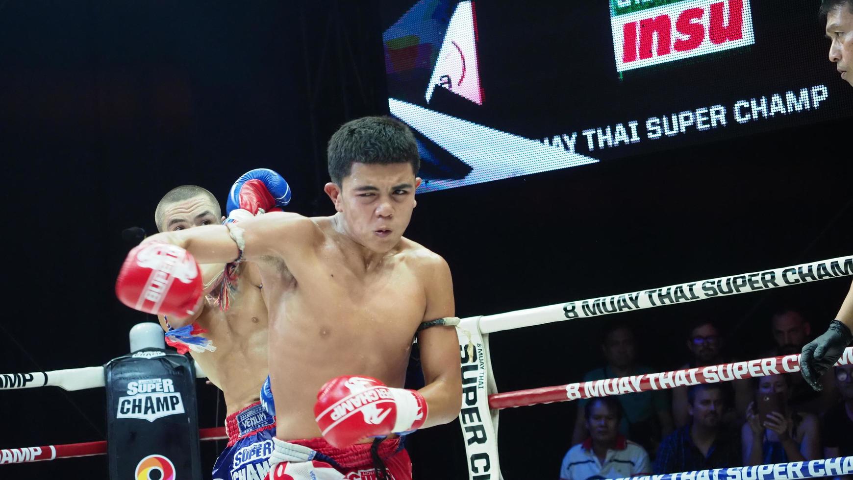 bangkok tailândia 11 de novembro de 2018 kick boxing tailandês e estrangeiro não identificado foto