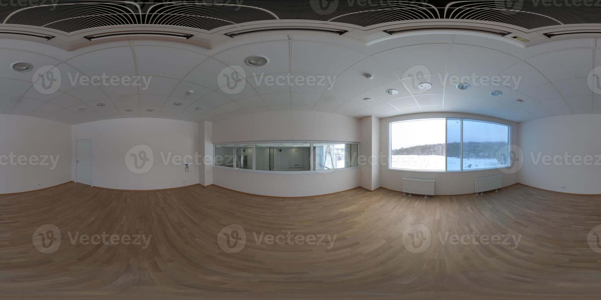 panorama esférico de 360 graus sem costura em projeção equirretangular de sala de escritório pequena vazia em edifício industrial foto
