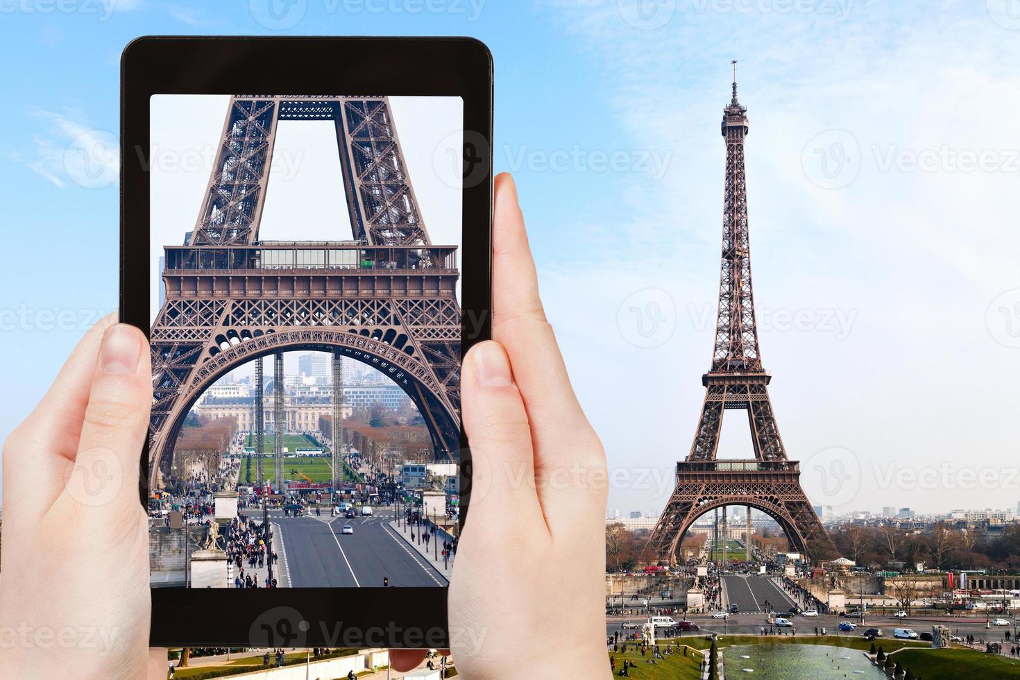 turista tirando foto da torre eiffel do trocadero