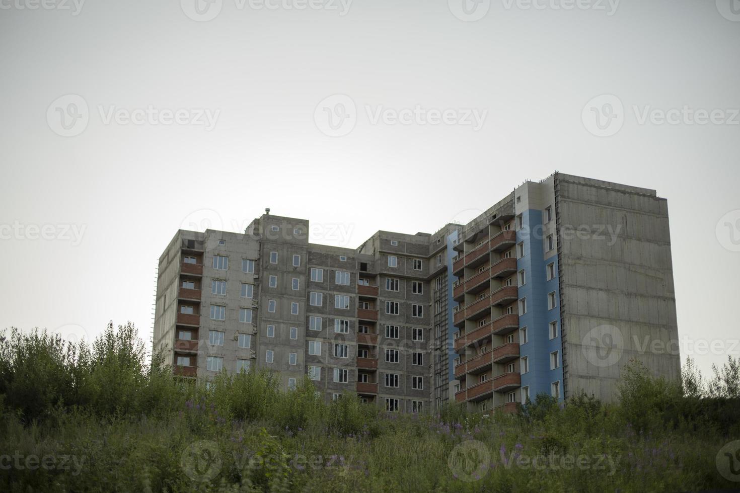 construção de prédio. casa grande fica no slide. Área residencial. vista do prédio. foto