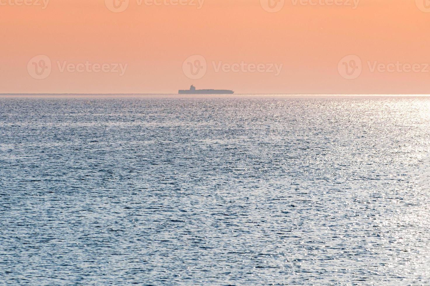 barcaça no belo pôr do sol. ancoragem para navios, copie o espaço. incrível paisagem marítima à noite, vista de viagem de tirar o fôlego. foto