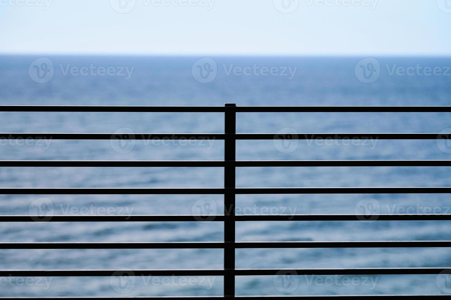 esgrima no deck de observação, fundo azul do mar, proteção dos turistas de cair do penhasco foto