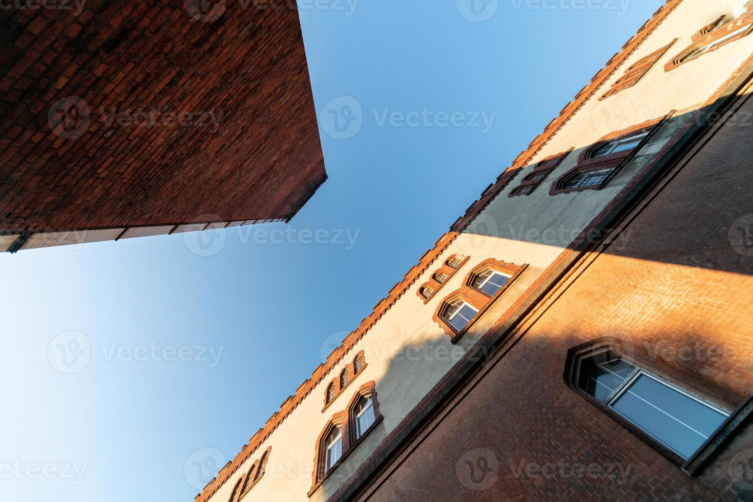 antigo quartel e tubulação da sala da caldeira, vista inferior em perspectiva. edifício histórico da última guerra mundial ii foto