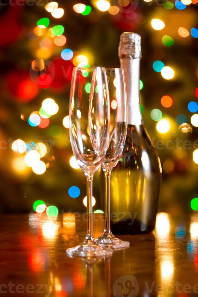 fundo de natal com taças e garrafa de champanhe foto