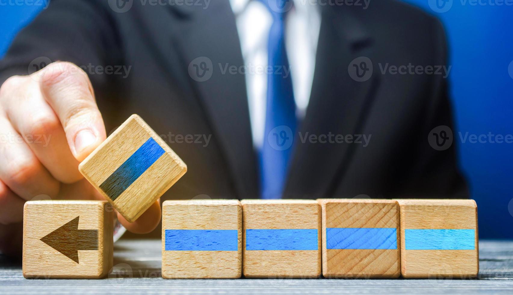 homem insere a parte que falta para continuar o andamento do trabalho. implementação de melhorias de processos. construção de uma estratégia de negócios. acordo de roteiro. resolução de problemas, realização de metas. expansão foto