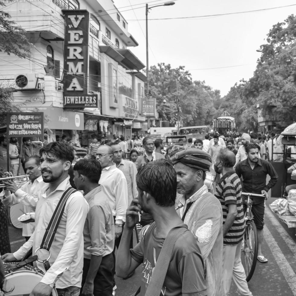 nova delhi, índia 01 de julho de 2022 - uma grande reunião de devotos de diferentes partes de delhi por ocasião de ratha yatra ou ratyatra. rath para lord jagannath puxado por pessoas, jagannath rath yatra foto