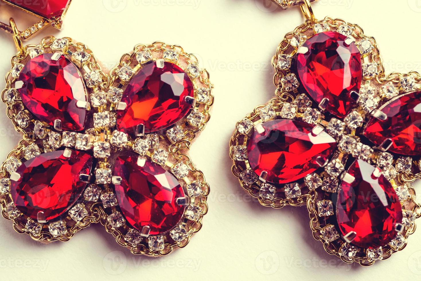 brincos vermelhos feitos à mão com joias. estilo vintage foto