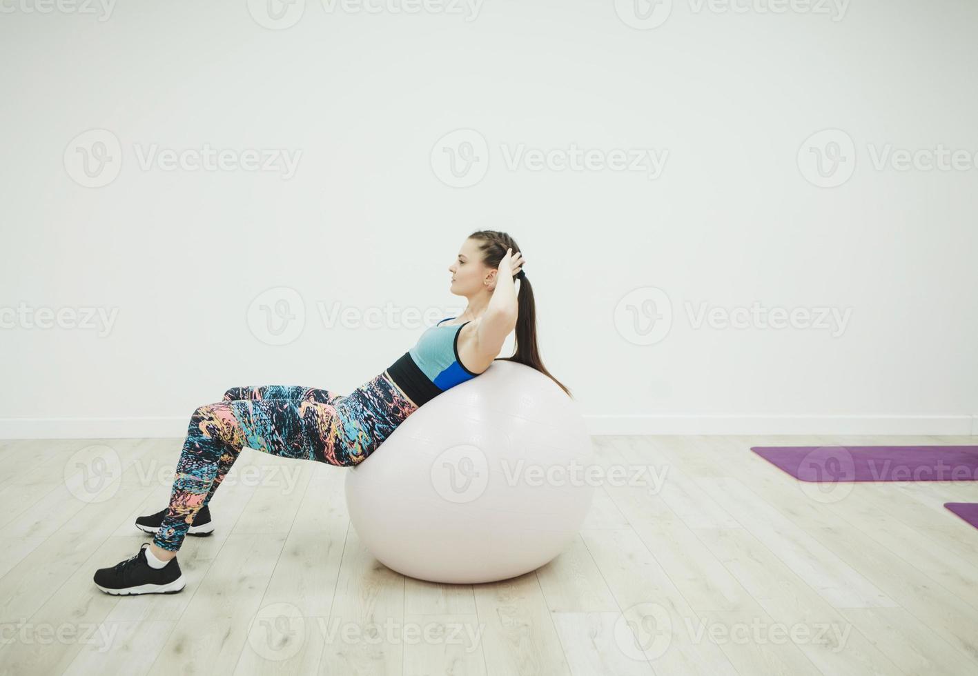 mulher fazendo exercício na bola foto