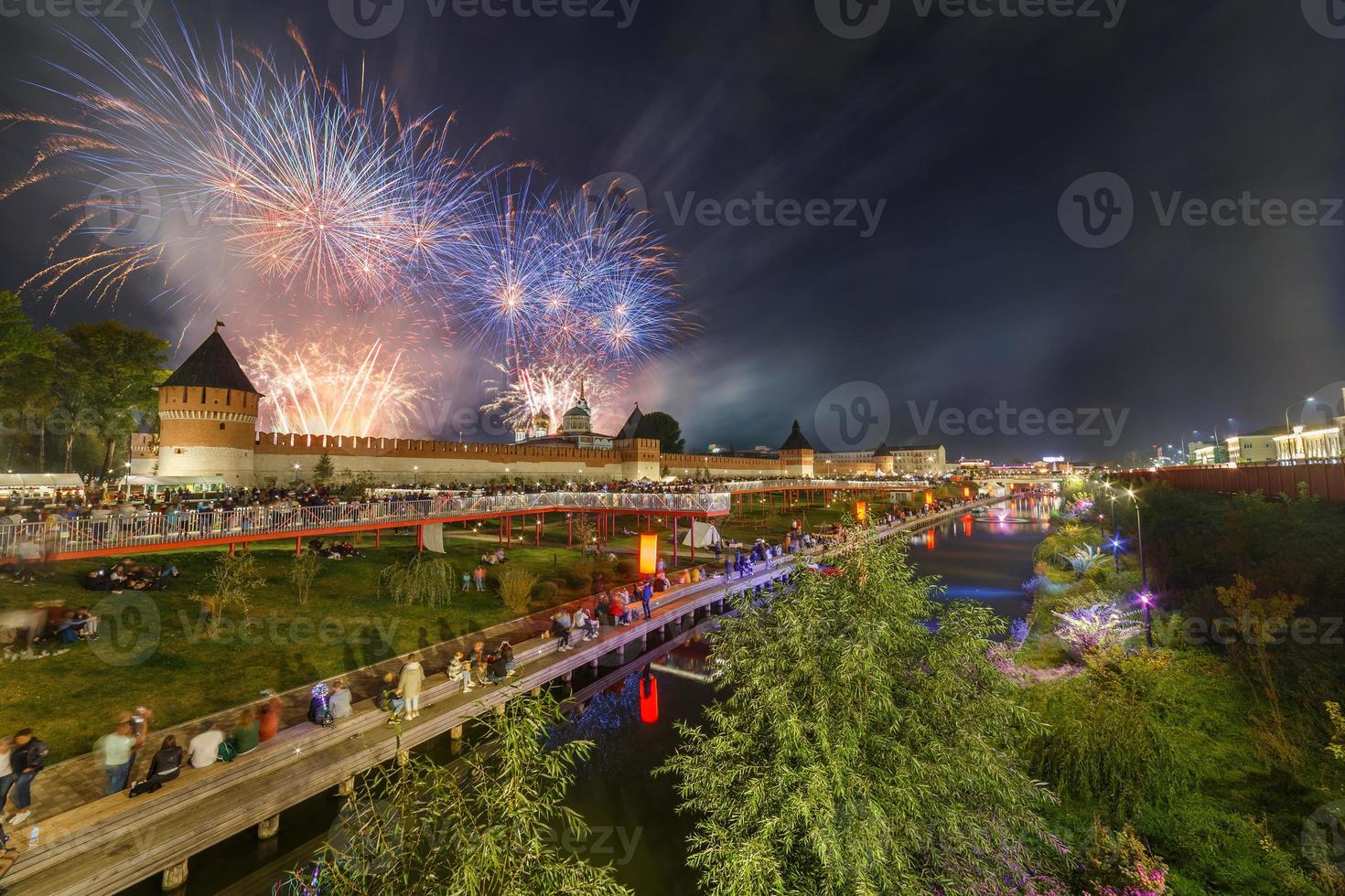 fogos de artifício de noite de verão acima do kremlin no final do dia da cidade em tula, rússia foto