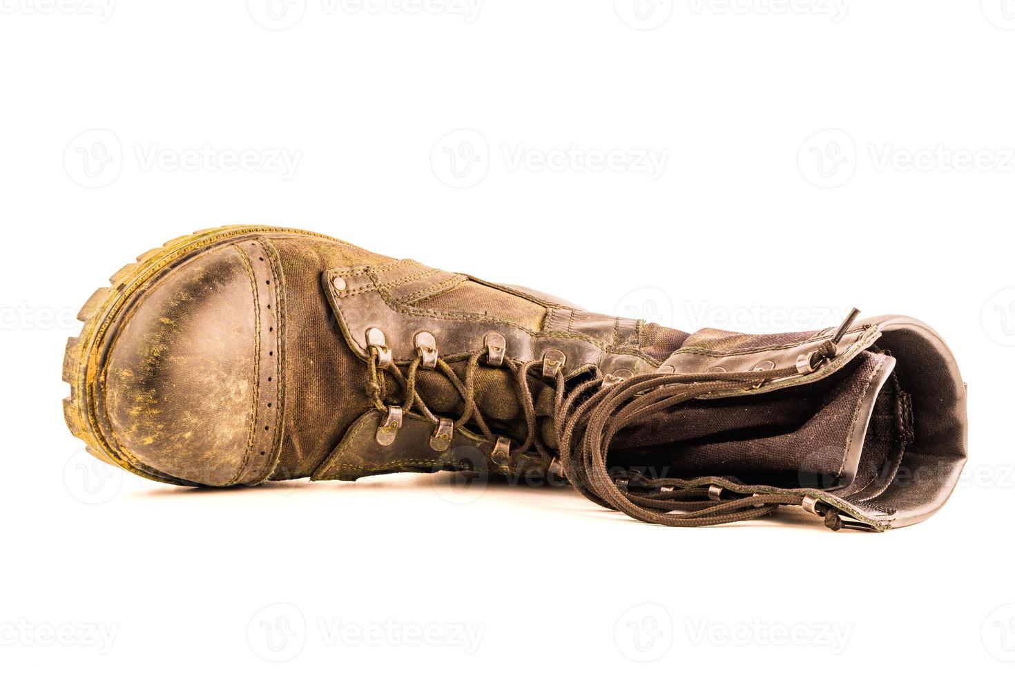 bota de tornozelo leve estilo militar suja isolada no fundo branco foto