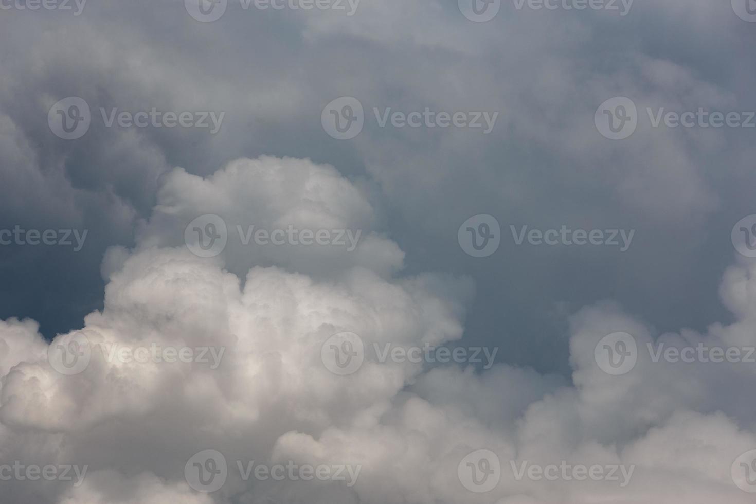 fundo sólido de nuvens de tempestade de verão de quadro completo foto