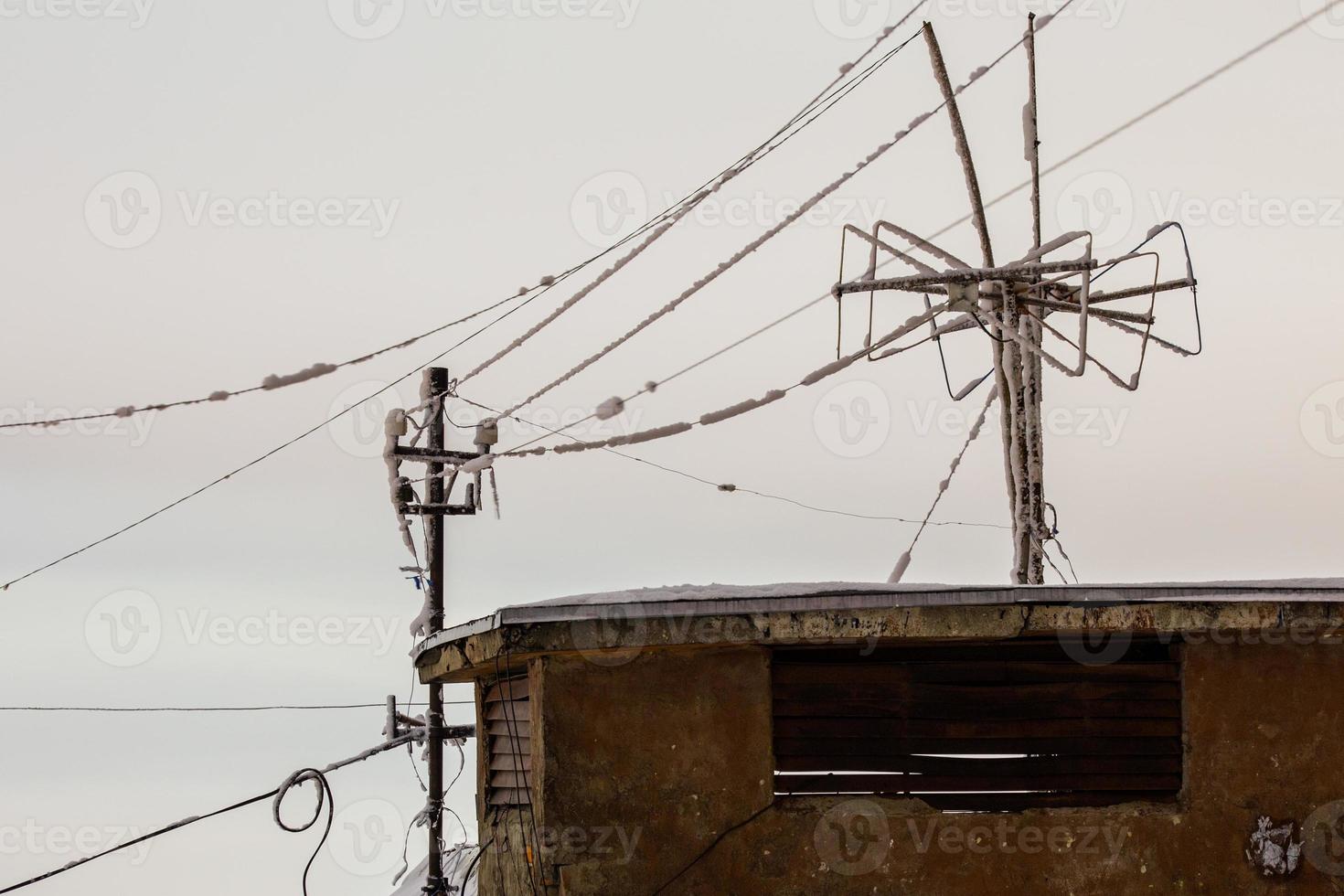 Pilar de antenas de repetidor sem fio de 5 ghz congelado na noite de inverno foto