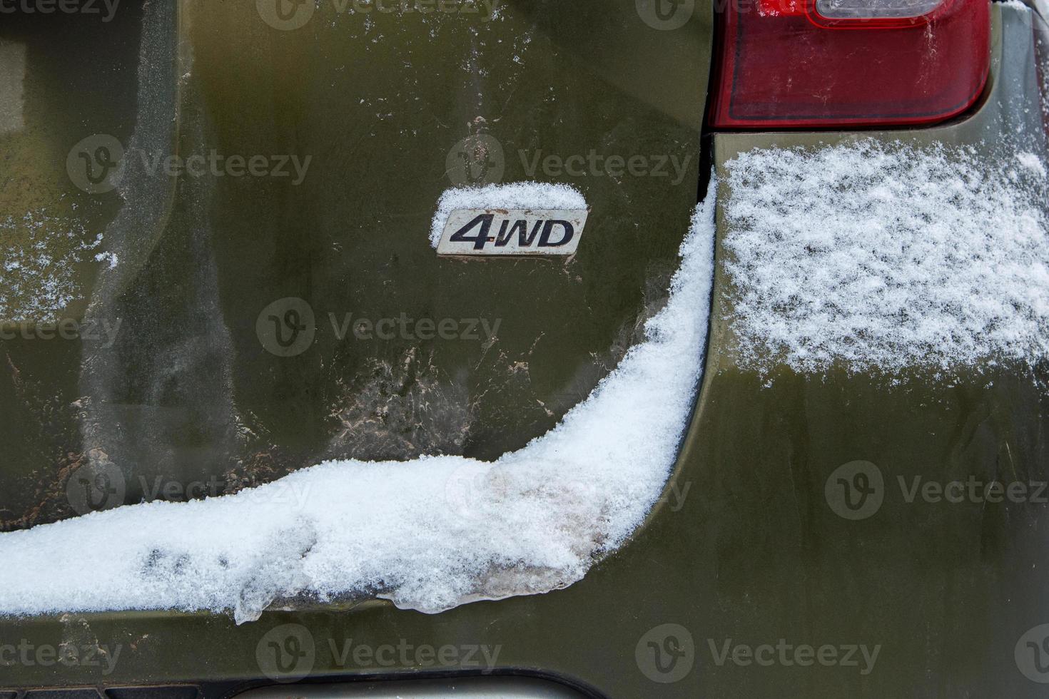 uma abreviatura 4wd - tração nas quatro rodas - na traseira do carro verde sujo foto