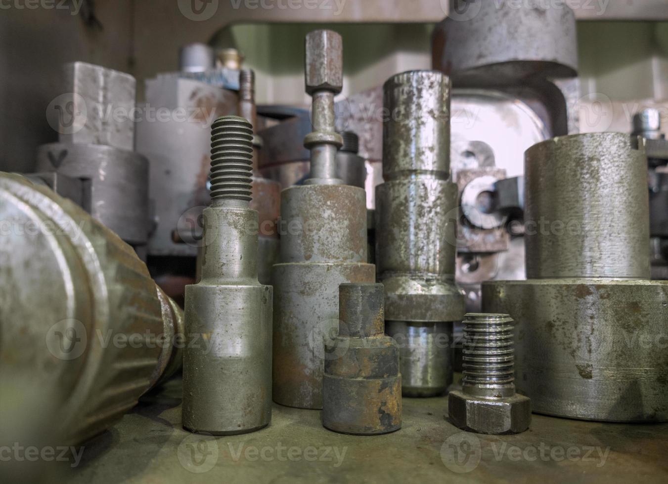 muitos antigos estoques de usinagem enferrujados costas industriais escuras foto