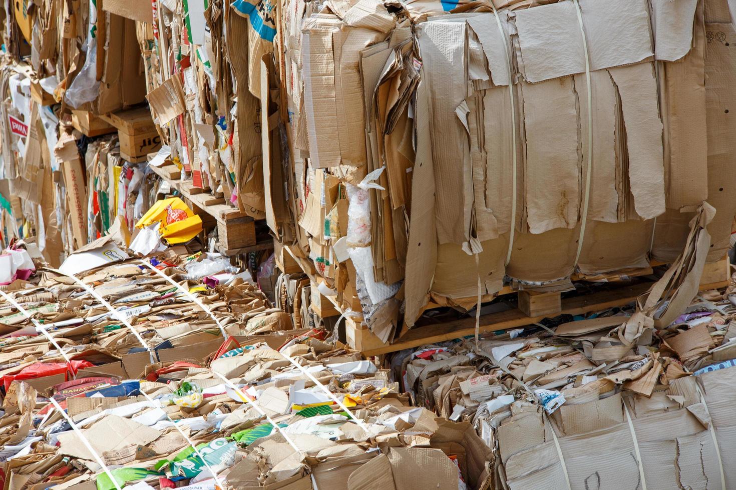 tula, rússia, 3 de agosto de 2021, embalagens de papelão usadas trituradas e compactadas e papel empilhado. foto