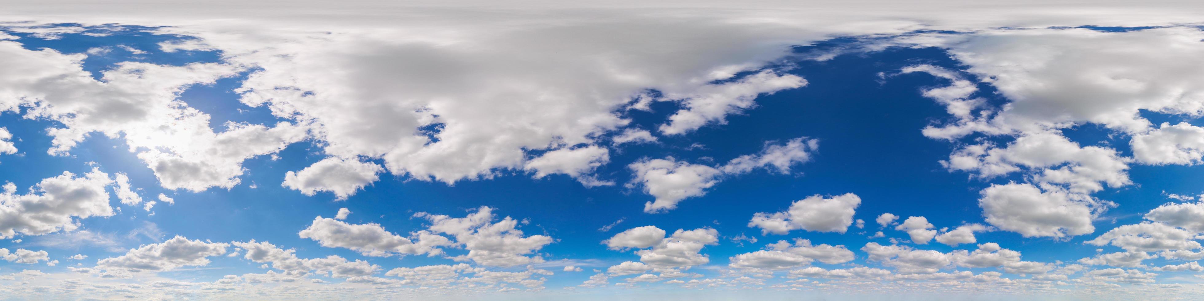 vista de ângulo de 360 graus sem costura céu azul com nuvens com zênite em projeção equirretangular - metade superior da esfera foto