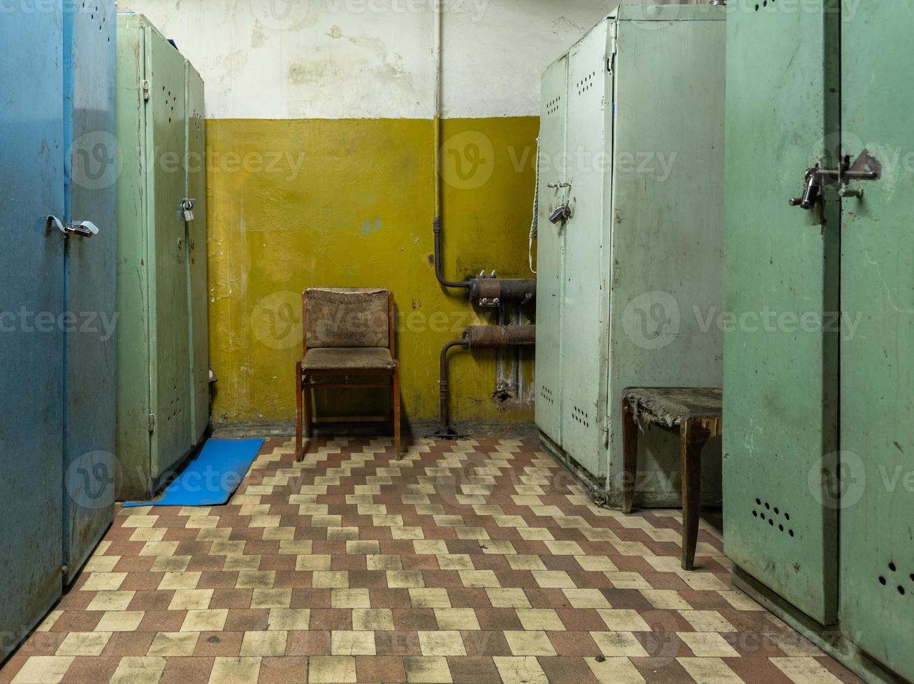 vestiário sujo velho na fábrica soviética foto