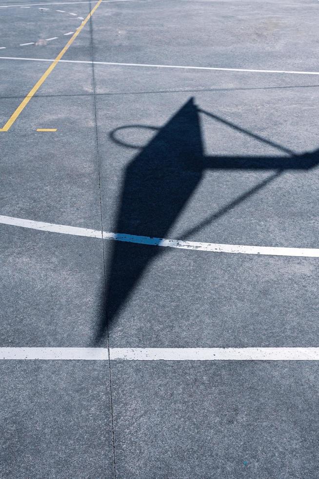 silhueta de cesta de basquete na quadra, equipamentos esportivos foto