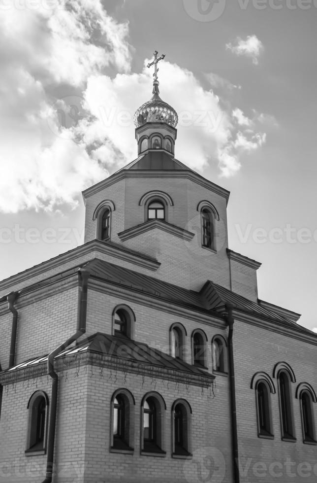 cruz de igreja cristã em torre alta para orações foto