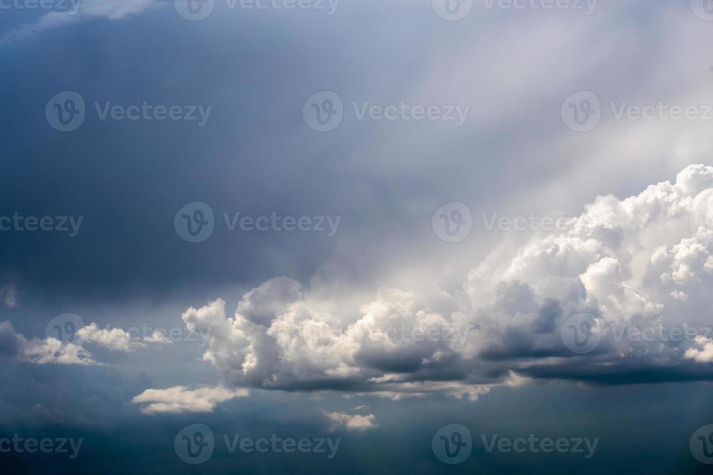 paisagem de nuvens de tempestade recebida à luz do dia de março na europa continental foto