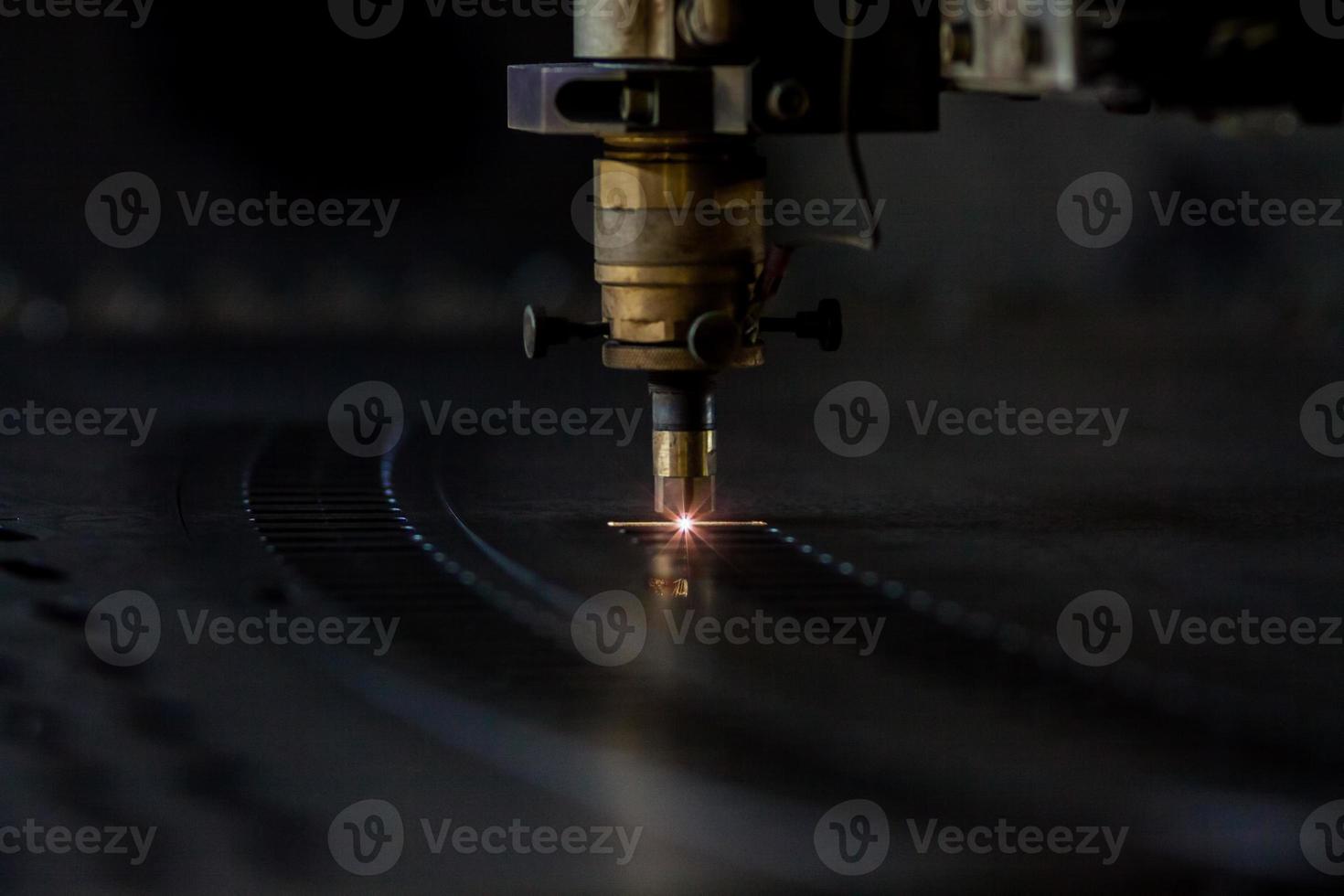 processo de corte a laser industrial de chapas metálicas foto