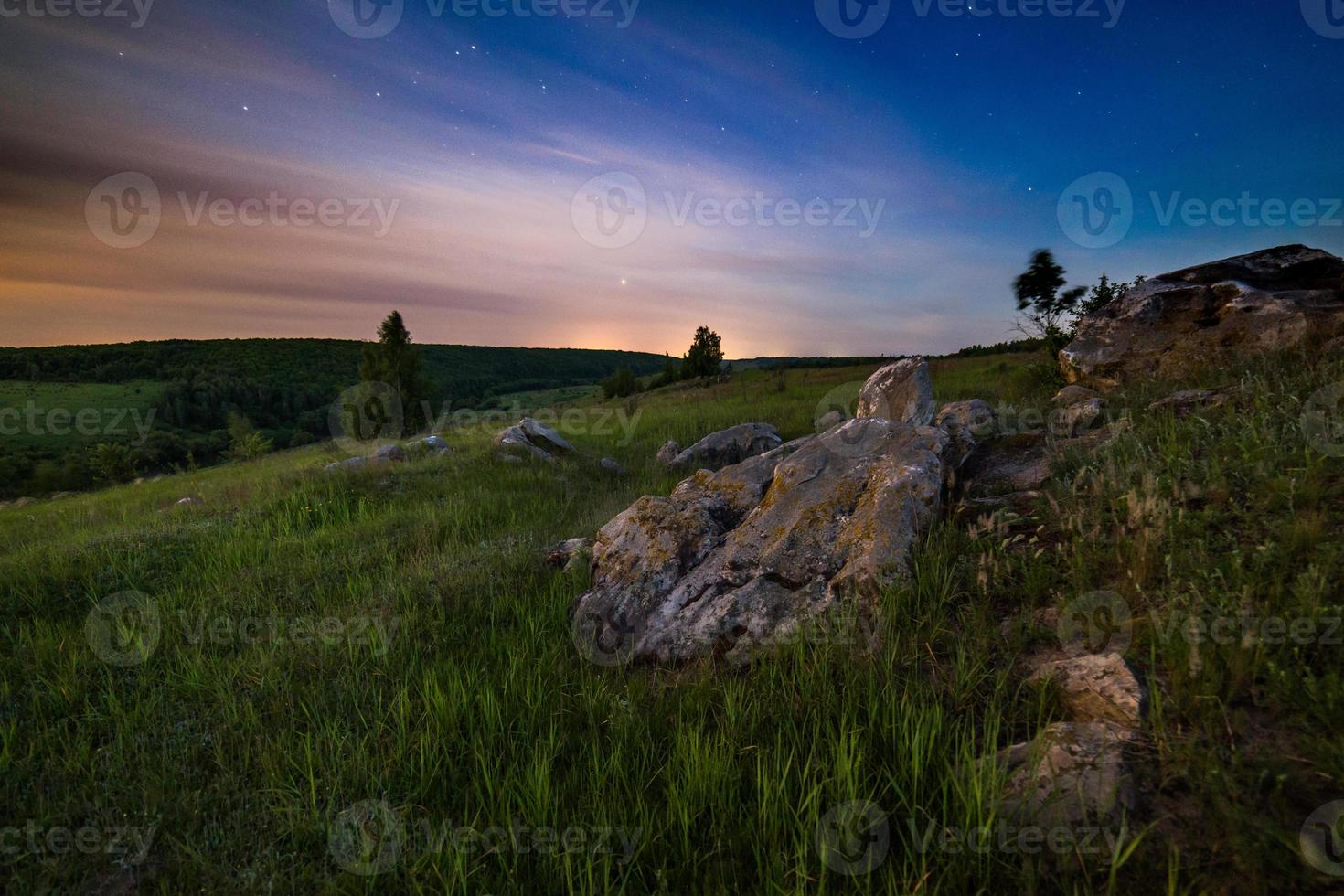 paisagem de pedras à noite foto