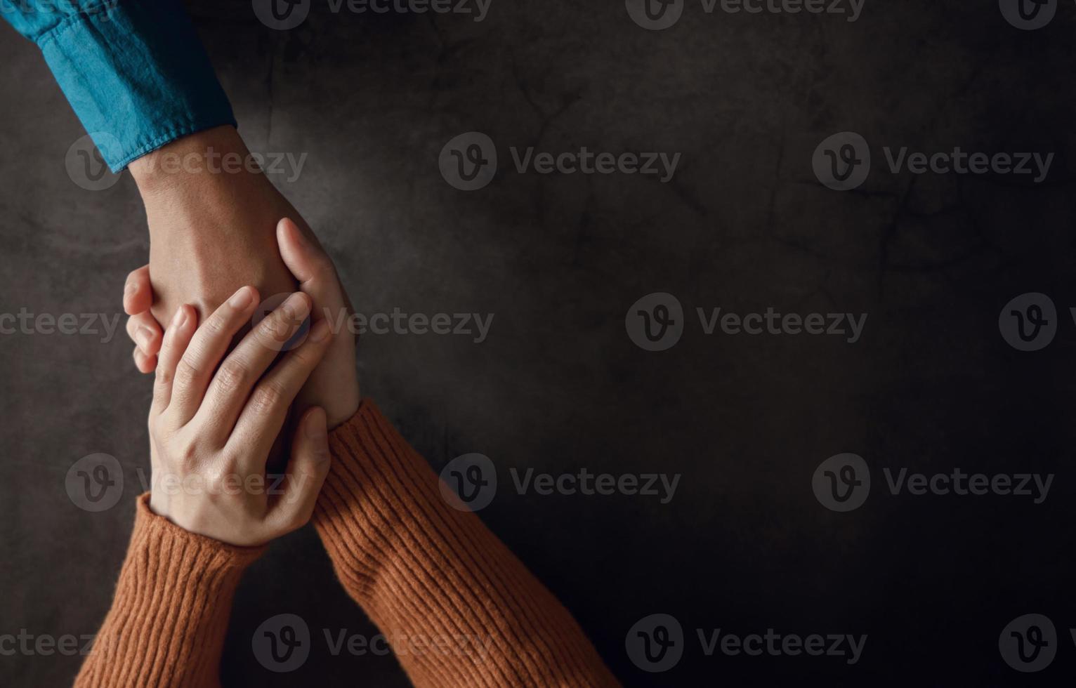 conceito de saúde mental. casal fazendo toque de mão confortável para incentivar juntos. amor e cuidado. vista do topo foto