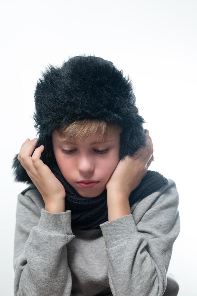 retrato de cara chateado com chapéu de inverno e cachecol, inverno frio e tempo de crise. foto