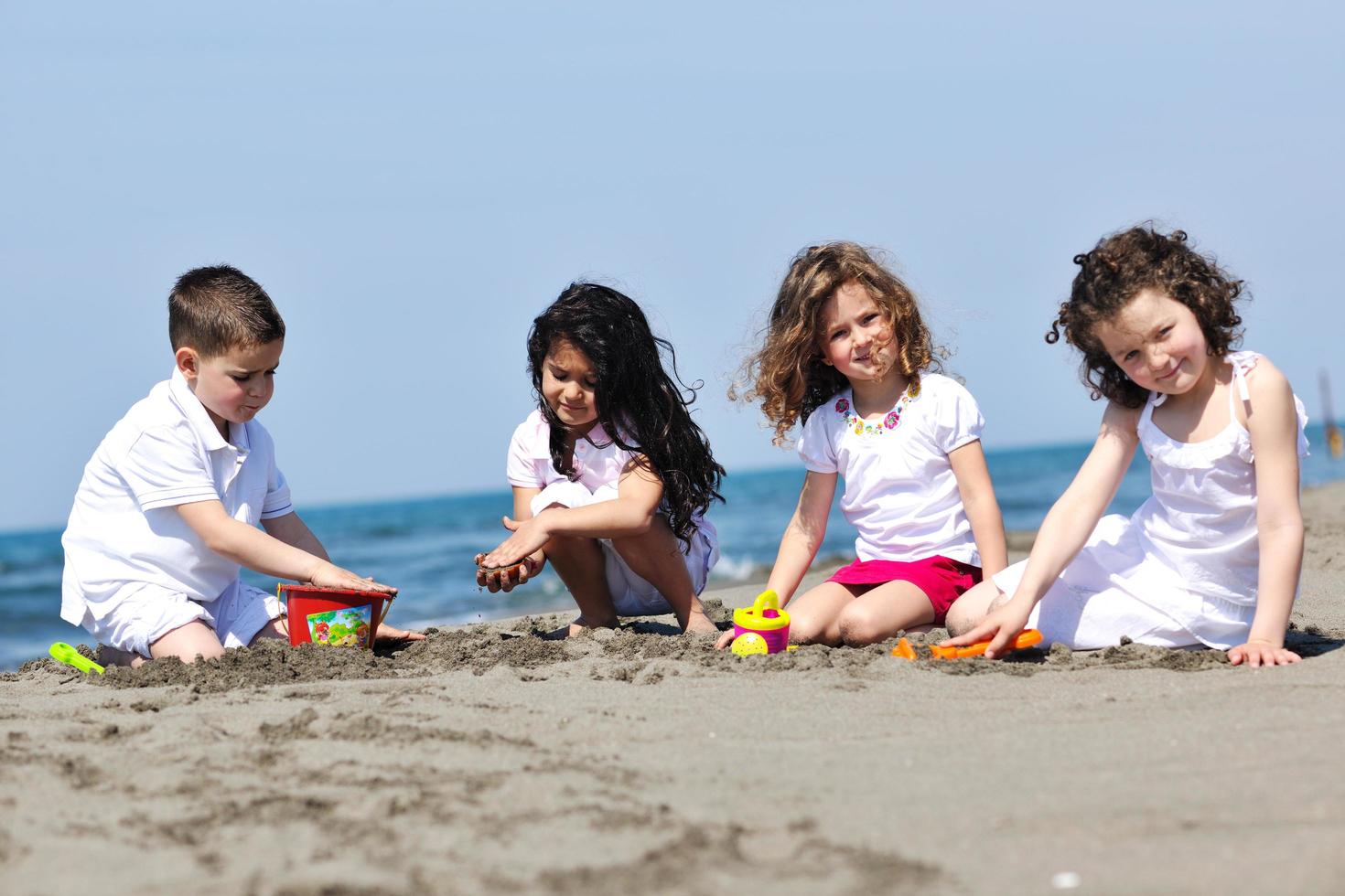 crianças brincando na praia foto