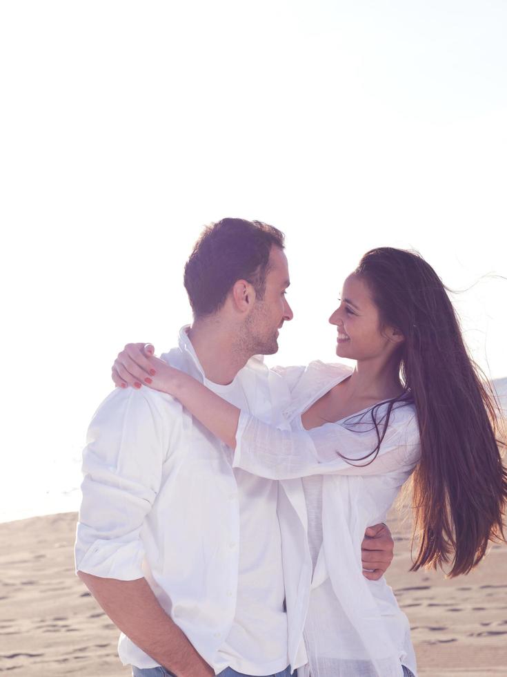 jovem casal na praia se divertir foto