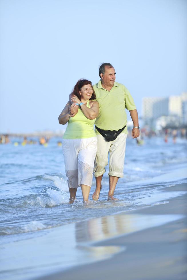 casal de idosos feliz na praia foto