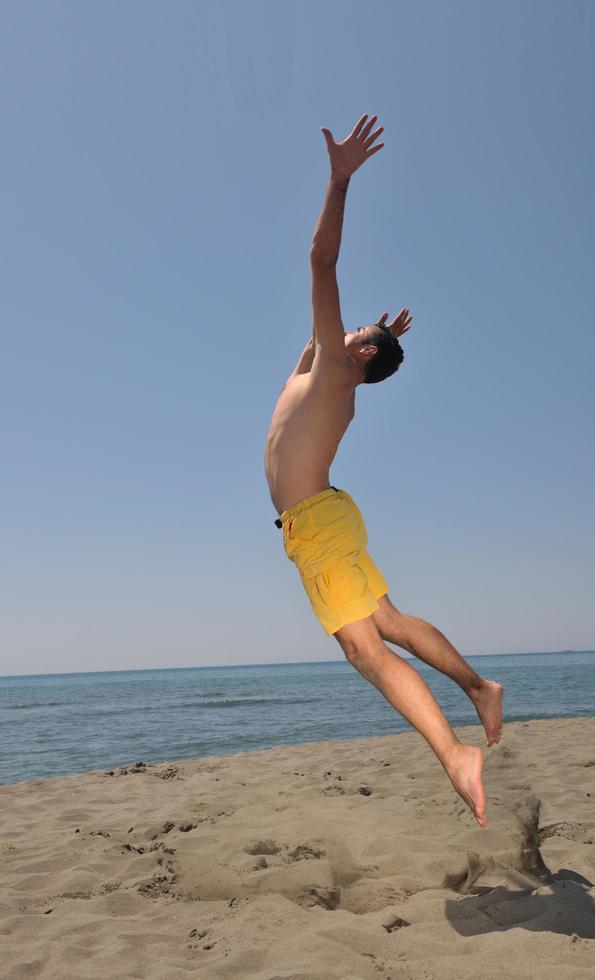 jogador de vôlei de praia masculino foto