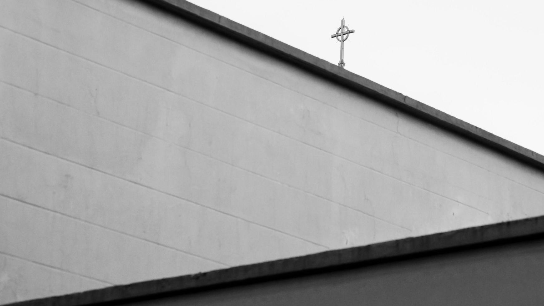 cruz no telhado foto