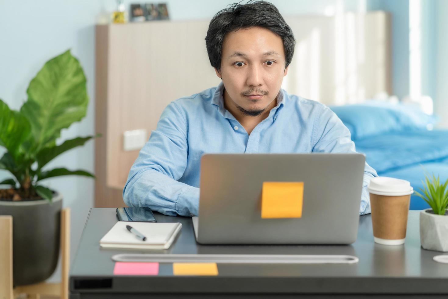 empresário asiático usando tecnologia no escritório doméstico foto