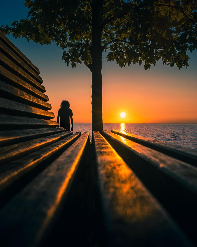 silhueta de um homem no mar foto