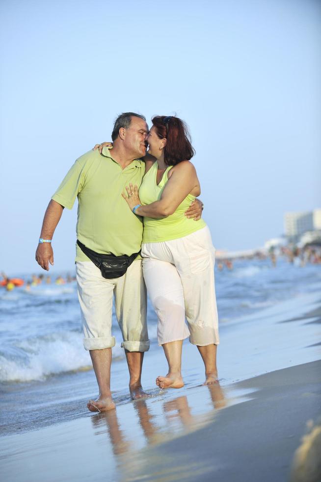 casal de idosos feliz na praia foto