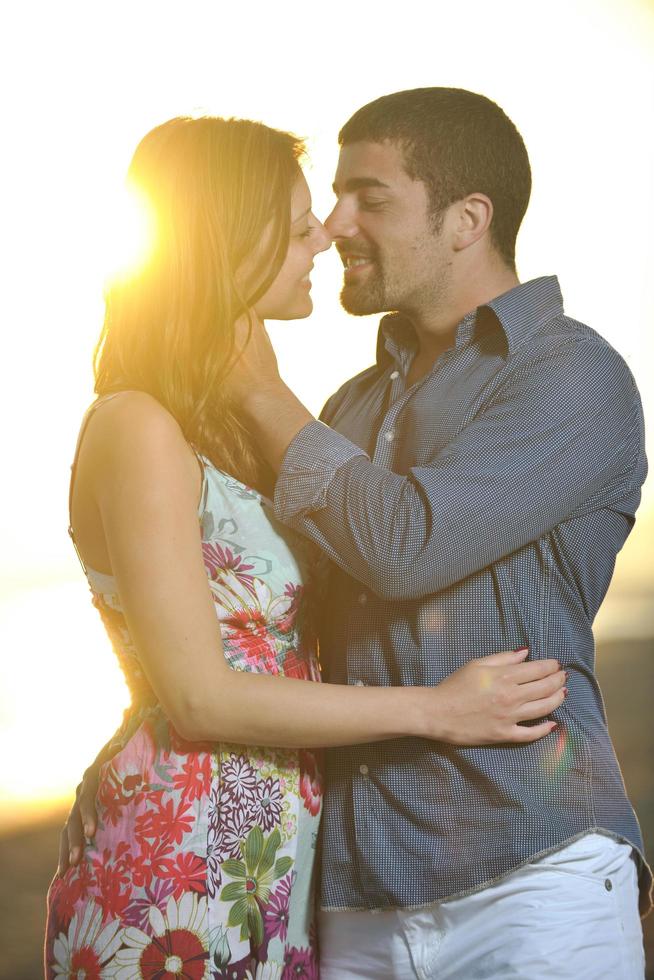 feliz casal jovem tem tempo romântico na praia foto