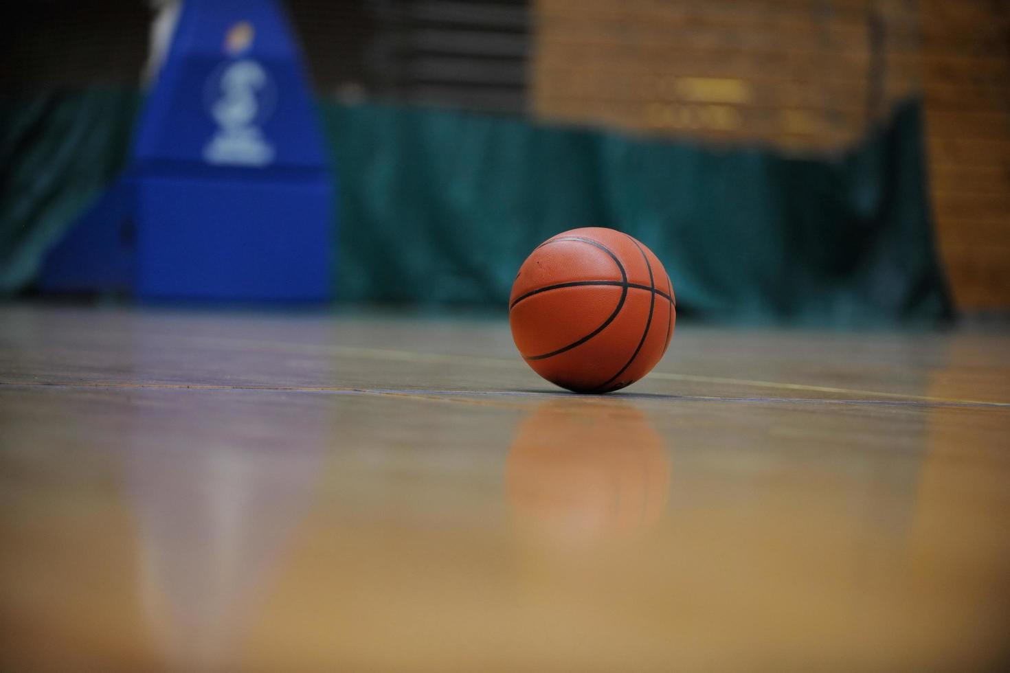 bola de basquete e net em fundo preto foto