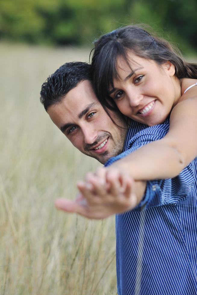 feliz casal jovem tem tempo romântico ao ar livre foto