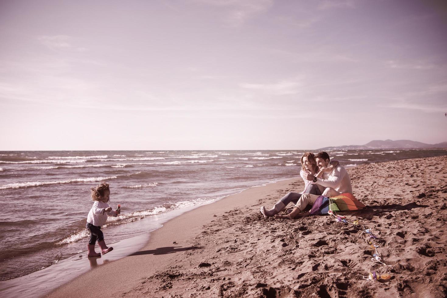 família desfrutando de férias durante o dia de outono foto