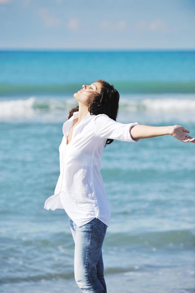 jovem feliz na praia foto