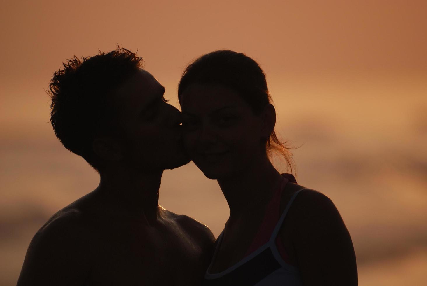 casal romântico na praia foto