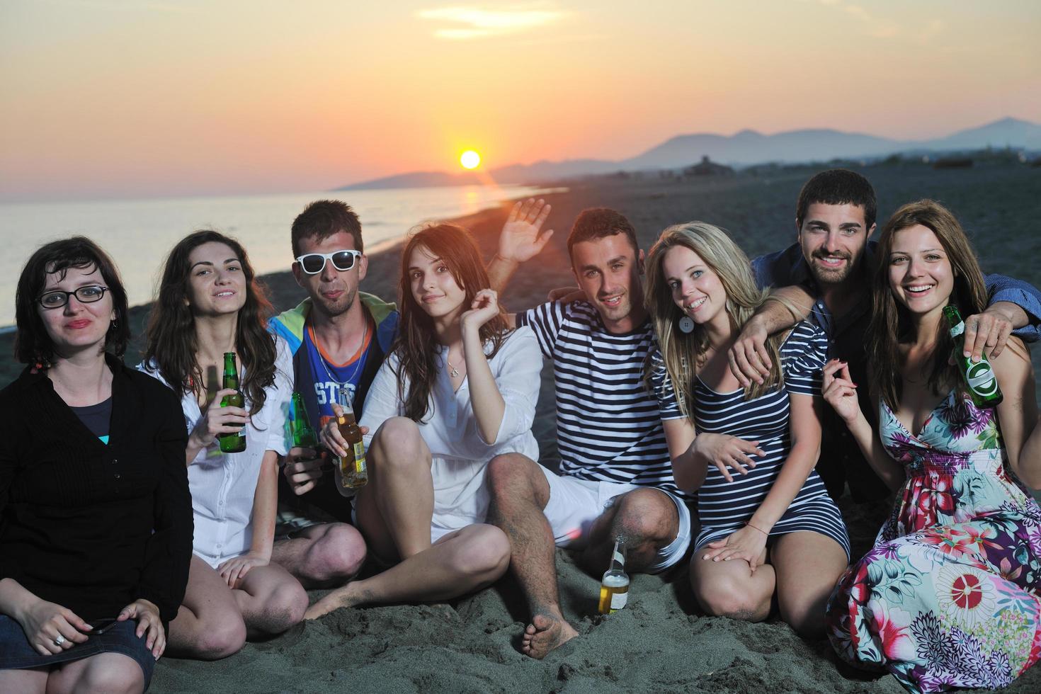 grupo de jovens aproveita a festa de verão na praia foto