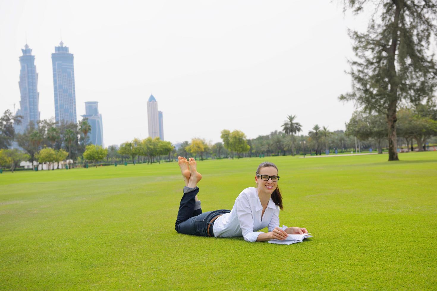 jovem lendo um livro no parque foto